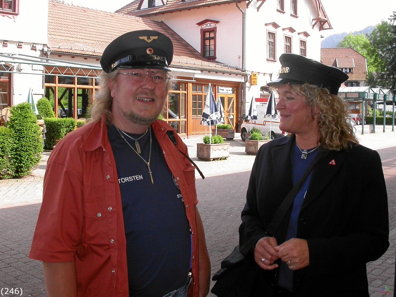 Bahn 246.jpg - Monika und Torsten helfen als Schaffner aus.